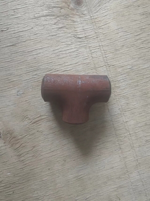Sch40 Sch80 Std Equal A234WPB Thép carbon Tee cho đường ống Sơn bề mặt đen
